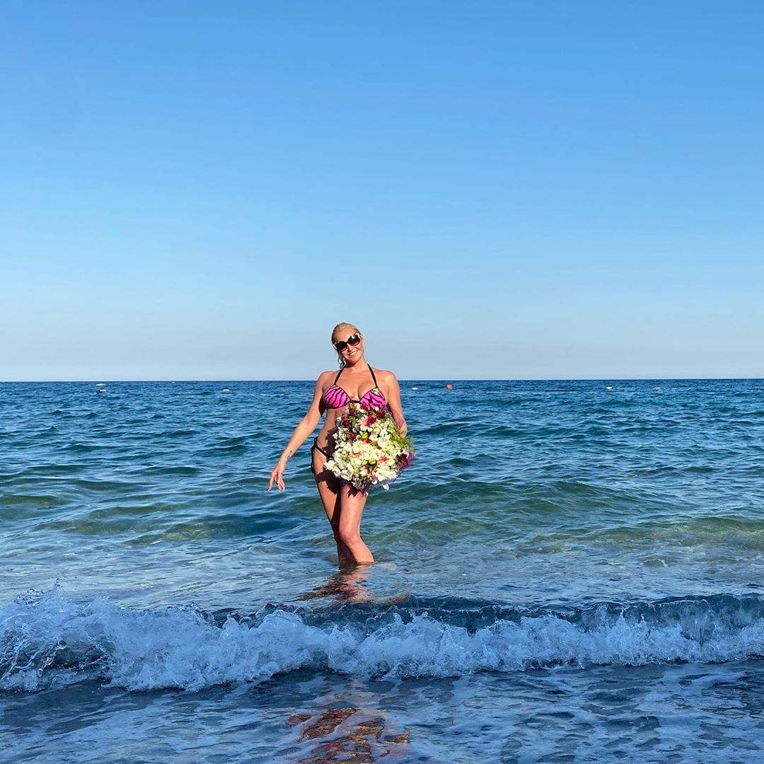 Анастасия Волочкова - Невероятные эмоции!!!🙏🌺❤️ Получать цветы в море!!! 🙏 Это так прекрасно быть любимой!🙏😊🌺❤️🥂 #анастасияволочкова #волочкова #балет #россия #я #любовь #радость #цветы #счастье #мы...