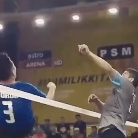 MEGASPORT - Как вам блокирование? Интересно, было больно 😅 ? Лучше не повторять! 🤕⁣⁣⠀
#muelle#volleyball#волейбол#беговойклубmegarun #msmegasport #msmoscow #megasport #volleyballmoscow #волейболист...