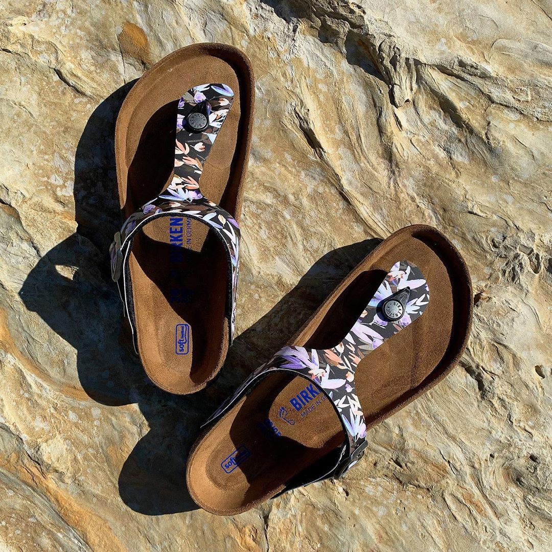 SHOEBACCA.COM - Who doesn’t LOVE getting Flowers ~ especially when the Flowers are Rockin’ on a pair of Birkenstock thong sandals! 
▪️▪️▪️▪️▪️▪️▪️▪️▪️▪️▪️▪️
#shoebacca 
#birkenstock 
#birkenstockgizeh...