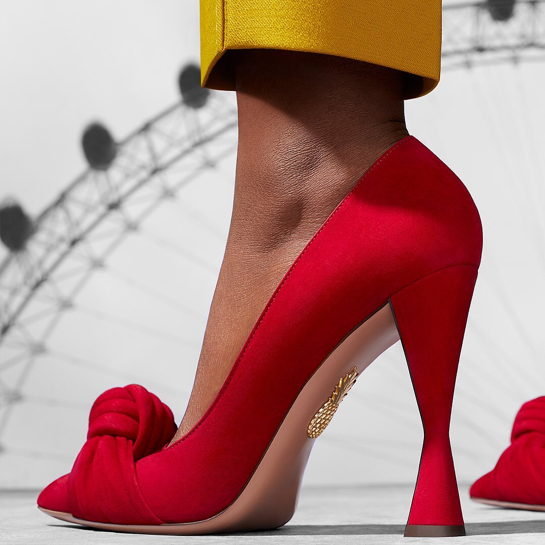 AQUAZZURA - Let’s start the day wearing our Kiki Pump 105 in buttery suede in spicy cayenne red. Available on aquazzura.com and in boutique.
#AQUAZZURA #ShareableforAquazzurra @vanityfairitalia 

Phot...