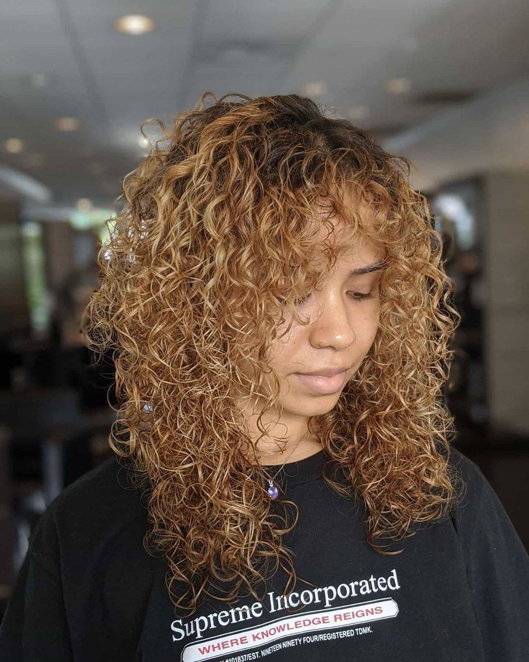 Redken - Drop a ➰if you love these curls by @alyssaadamshairart 🇺🇸. 
 
Alyssa lifted her client's natural level 4 hair and then toned with Shades EQ Gloss in 08N Mojave & 08NA Volcanic in equal parts...