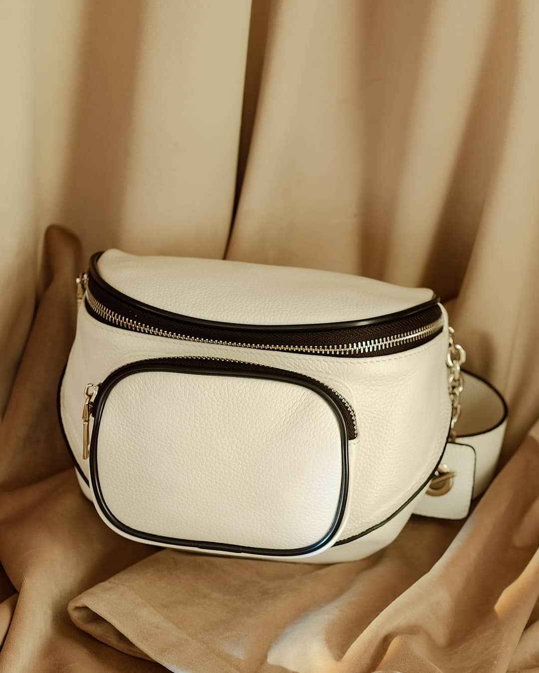 TERVOLINA - Как выглядит идеальная сумка на лето? Белый цвет, рифмующийся с любой палитрой, карман для мелочей, удобный ремешок на плечо и приятная на ощупь мягкая кожа – наши главные критерии. С тако...