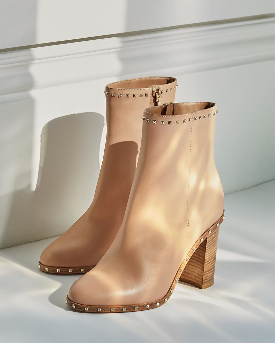 THE OUTNET - Neutral tones with a little touch of glam, we're all about these @maisonvalentino boots. 

Shop all your favorite Instagram looks, just visit #linkinbio