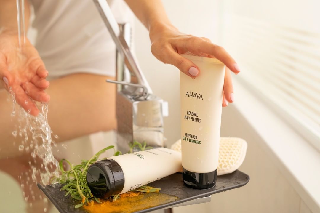 AHAVA - A body peel that you can use while in the shower? We call that the best kind of multitasking. Our brand new Superfood Renewal Body Peeling leans into kale and turmeric for their antioxidants,...