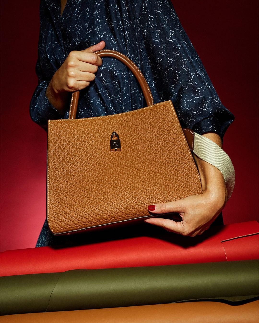 CAROLINA HERRERA - Make it yours. Be the first to discover #CHMadeleineBag, the new member of La Place Collection.

 For each accessory you acquire, you will donate 10% and, in an unique manner, we su...