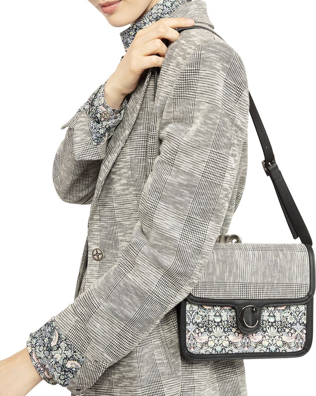 Cacharel - Blazer KATE coupe tailleur en tissu Prince de Galles / Sac JEAN 100% cuir, patché tissu Prince de Galles
et tissu Liberty imprimé « Chant des Oiseaux ». 

 #cacharel #cacharelparis #pretapo...