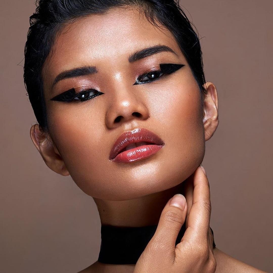 Illamasqua - GRAPHIC EYES ⚡️ unleash your artistry with our Precision Gel Liner like @tamaratott and her dream team, @astrid_flint and @sheridanphoto_ 🖤 #Illamafia⁣