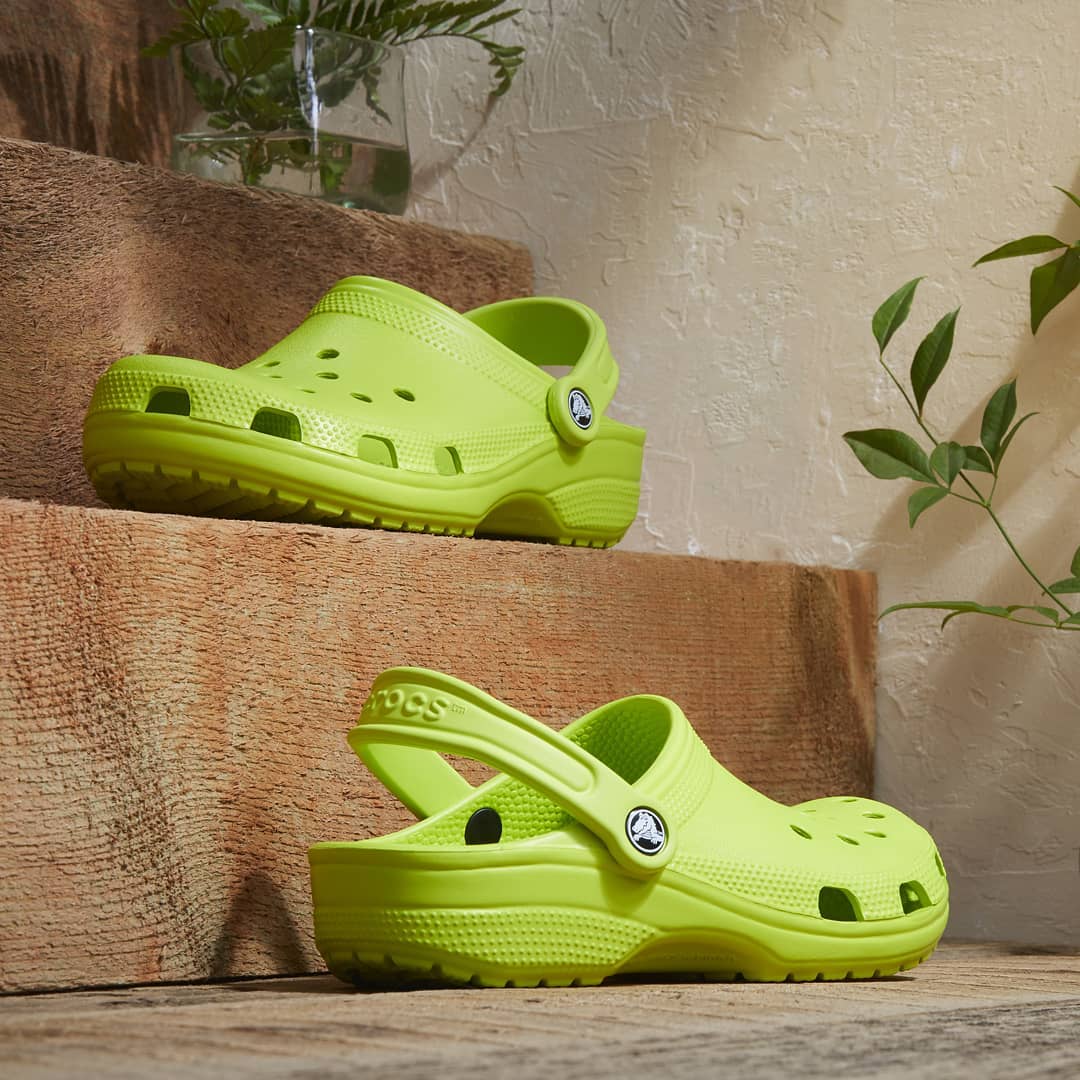 Crocs Russia - Новым оттенкам — зелёный свет 🚦 В нашей яркой коллекции Crocs Classic появились сабо цвета лайма. Уже знаешь, с чем будешь их носить? 😉⠀
⠀
#Crocs #Crocsru #крокс