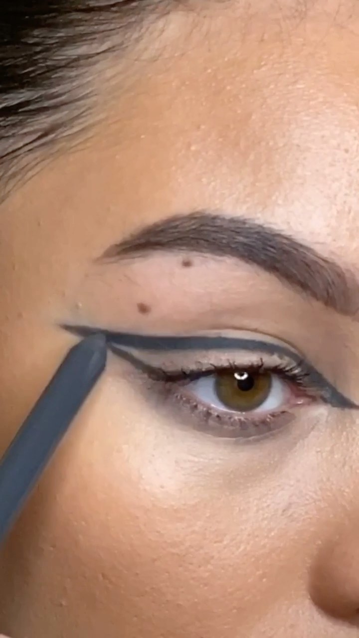 Maybelline New York - Up close & personal!😉 Tag a friend that would look 🔥 in this bold liner look. @gemsrodri uses our Tattoo Studio gel pencil in ‘intense charcoal’ & #colorstrike eyeshadow pen in ‘...