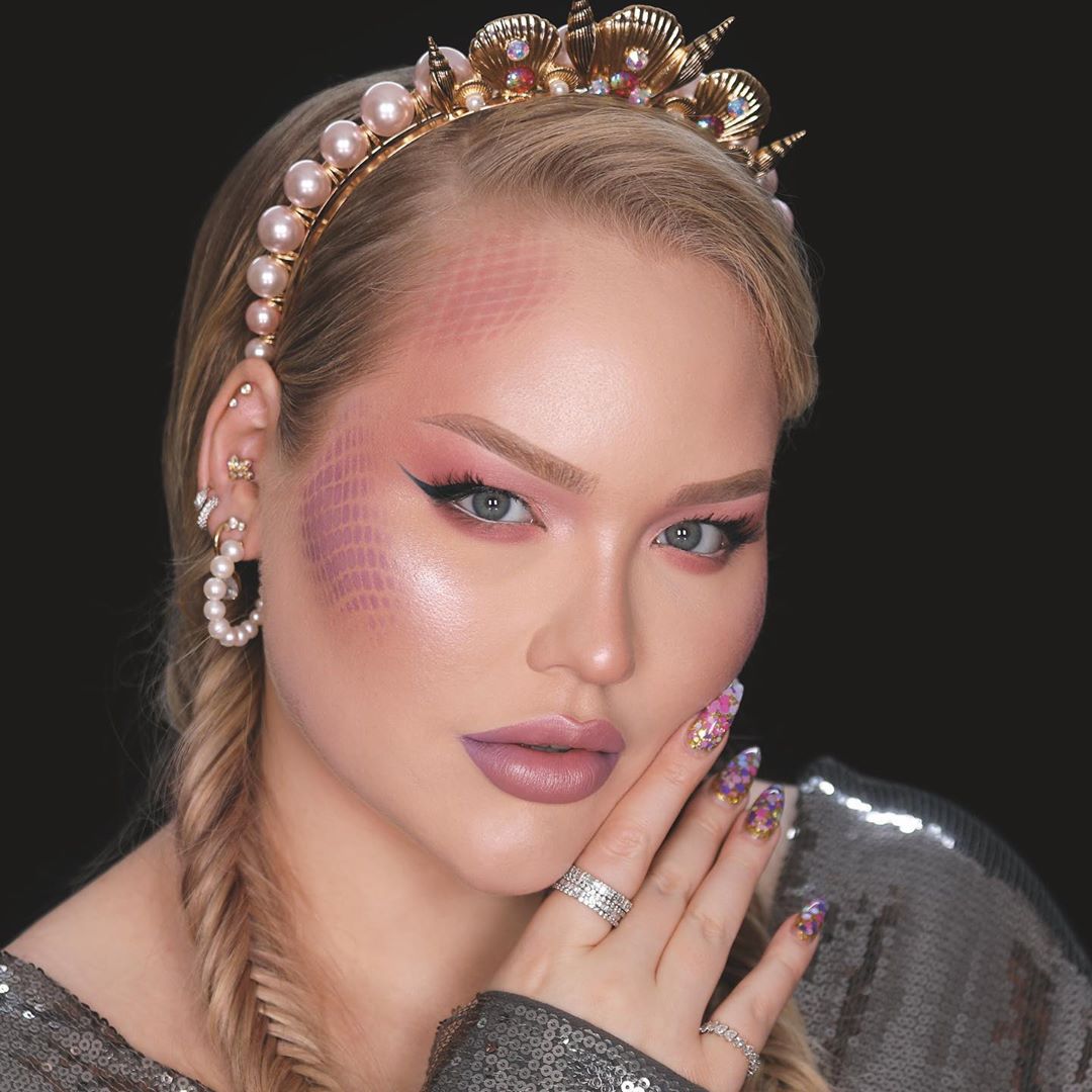 Maybelline New York - Isn’t @nikkietutorials the prettiest mermaid you’ve ever seen? 😍🧜🏻‍♀️ Try this look for #halloween using our #citykits pink edge palette, #superstayfoundation liquid in 105 and #...