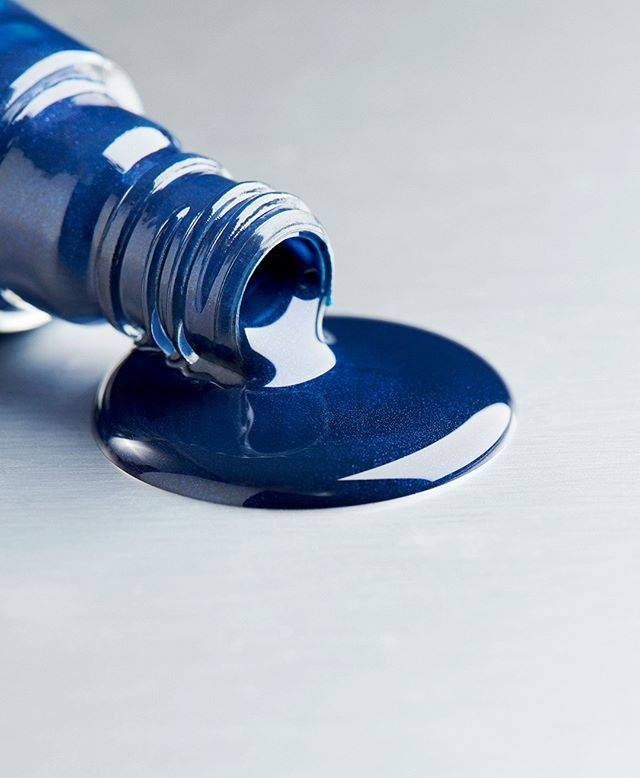 Sally Hansen - It’s nearly Navy szn 💙 Stock up on your fave deep blues, like Midnight Drive.