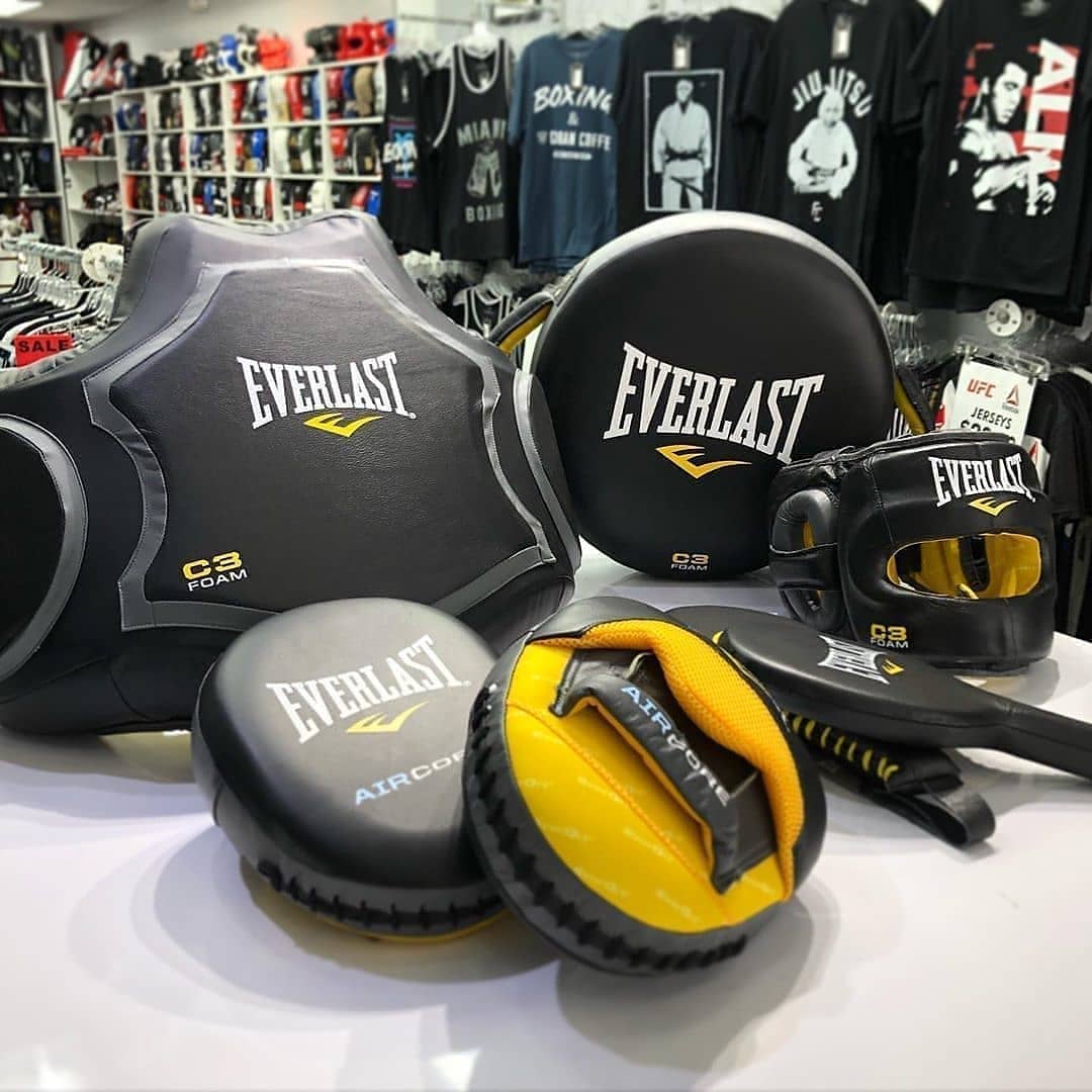 ROCKY-SHOP - Мощный набор для тренера от Everlast💪. Пояс тренера Coach Vest за 12990₽, круглая макивара Punch за 8499₽, лапы с усиленной подушкой Air за 7999₽, лапы ракетки за 5490₽, шлем с бампером S...