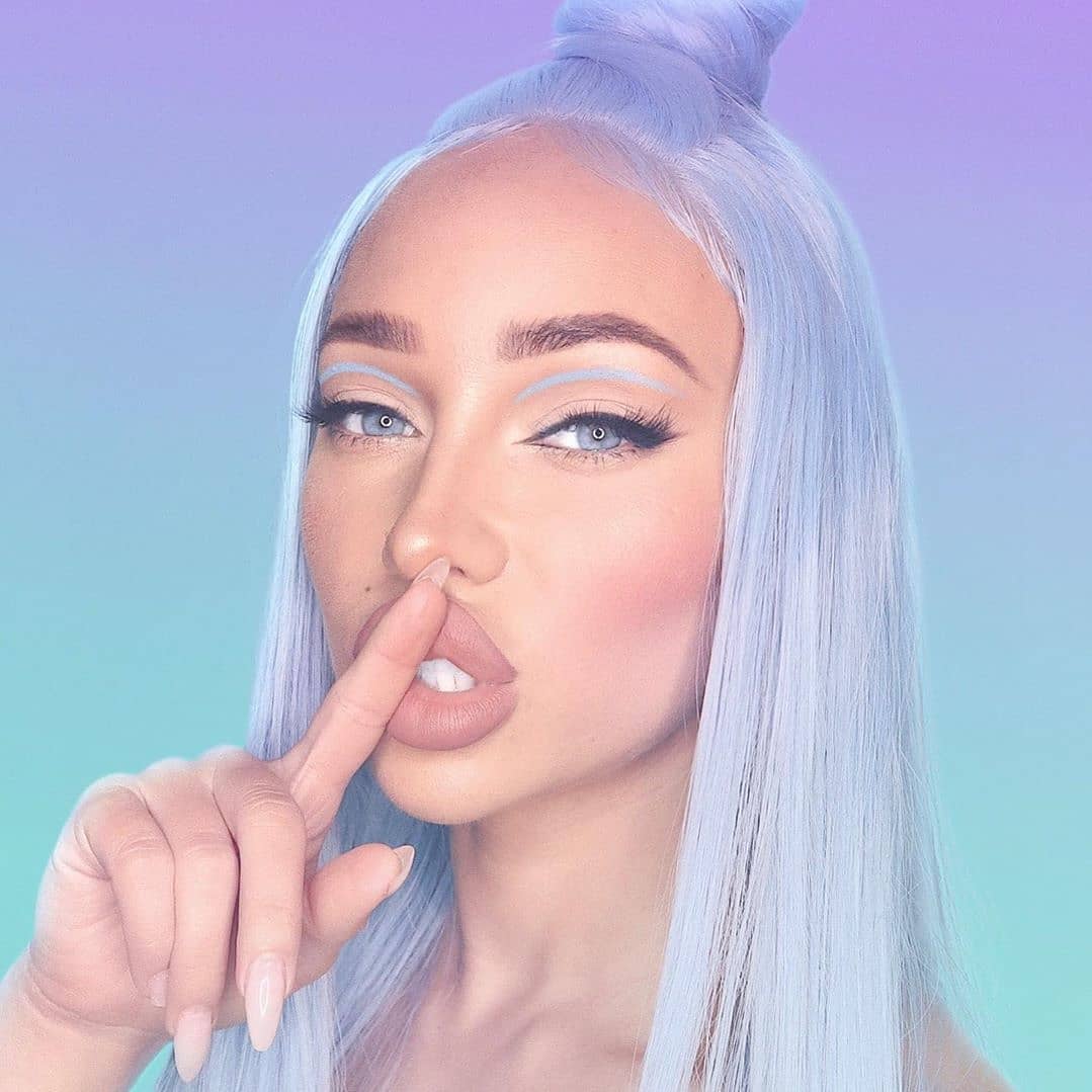 theBalm Cosmetics - @liza_lash is our #1 blush crush in #BalmBeachBlush. 😍 ​-
​​B2G2 FREE lip products now, link in bio to shop.💋
​
​#theBalm #theBalmers #Sale