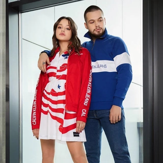 PAPER SHOP CONCEPT STORE - В специальном проекте Calvin Klein Jeans для Vogue певица Сюзанна Варнина говорит о своих предпочтениях в одежде:
⠀
«Обожаю сложный крой, броские материалы, экстравагантные...