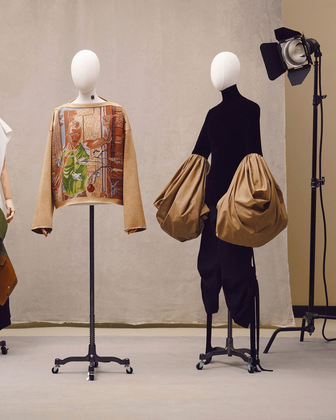 LOEWE - The LOEWE SS21 Men's collection deploys a story of curves, swings and loops that skew the hard edge. What goes around comes in rounds. The shibori blotch follows a curvilinear pattern.

Balloo...