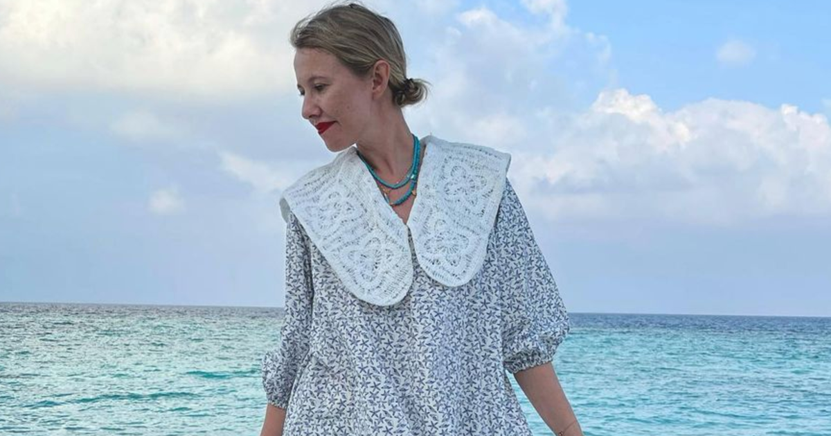 Собчак раскритиковали за фото в платье-«ночнушке» на берегу моря