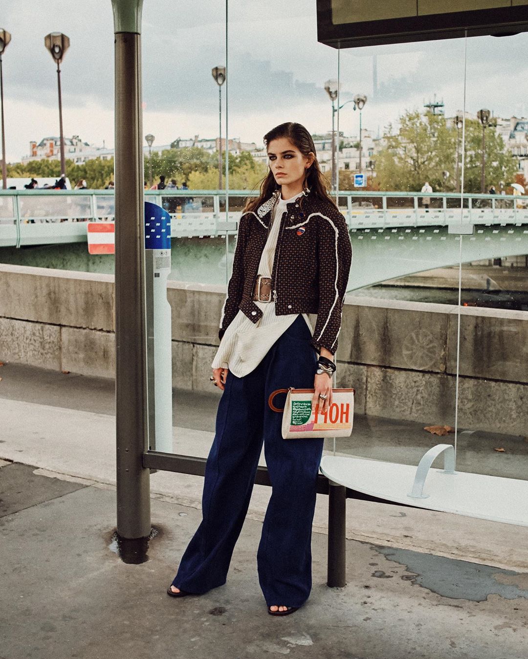 Chloé - Silhouettes in constant movement: discovering @NRamsayLevi’s #CHLOEss21 collection, #ASeasonInHope, on the streets of Paris.

Watch the show on chloe.com

#CHLOEgirls
#CHLOE