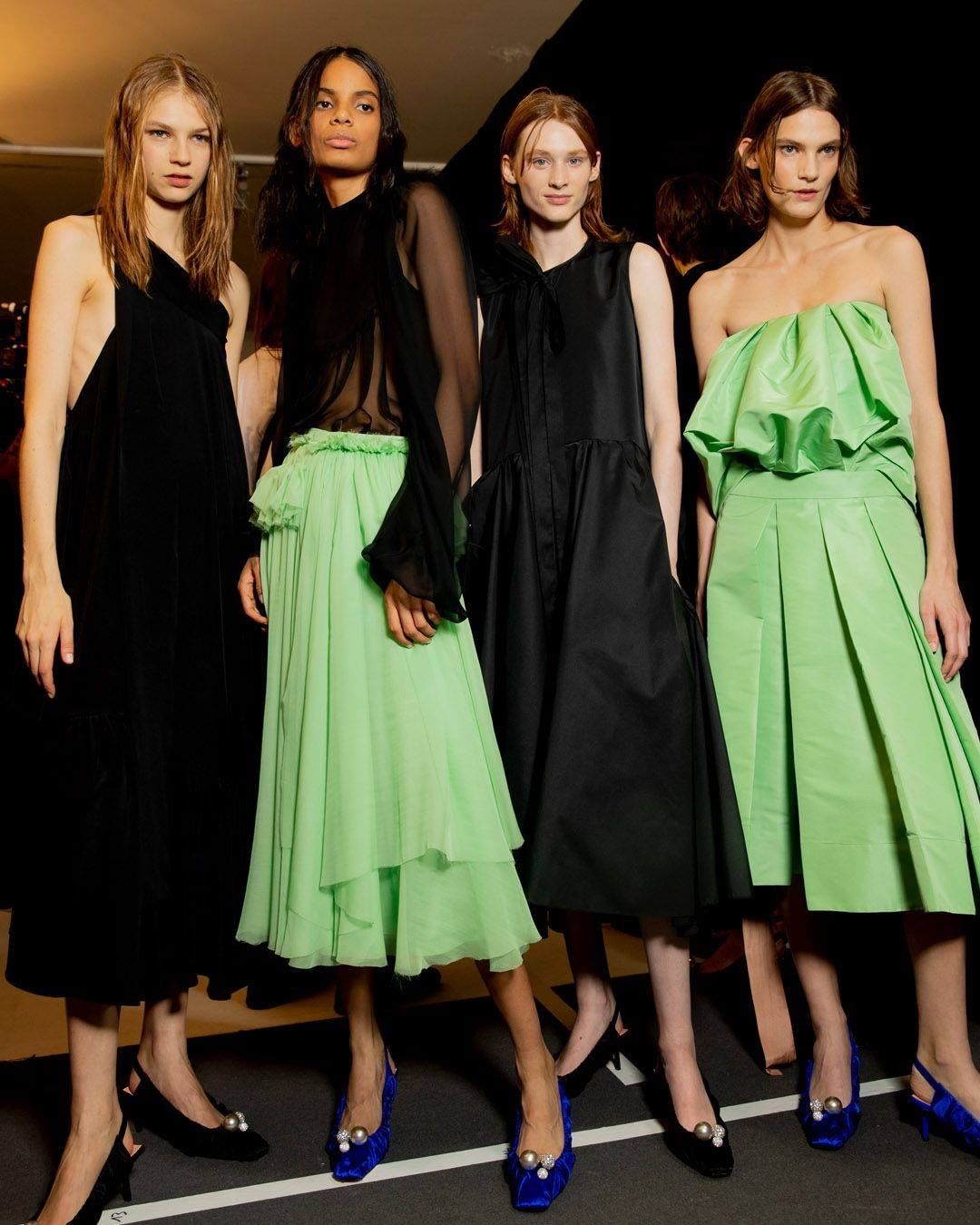 Rochas Paris - BLACK & GREEN

The unexpected elegance of the bright green and black combination. Chic and modern.

#rochas  #alessandrodellacqua #SS20 #RochasSS20