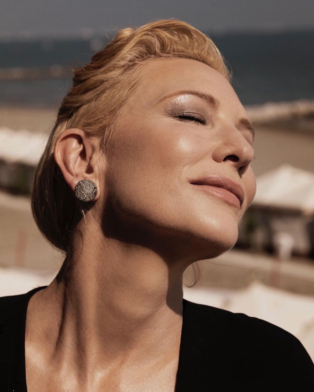 Armani beauty - Behind the scenes at the Venice Film Festival with @gregwilliamsphotography

Radiant Cate Blanchett under the Venetian sun wearing LUMINOUS SILK FOUNDATION in shade 3.

Makeup credits:...
