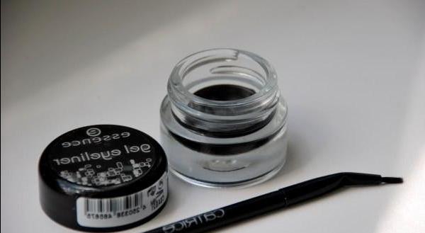 Gel eyeliner Essence Gel Eyeliner 01 Midnight in Paris - review