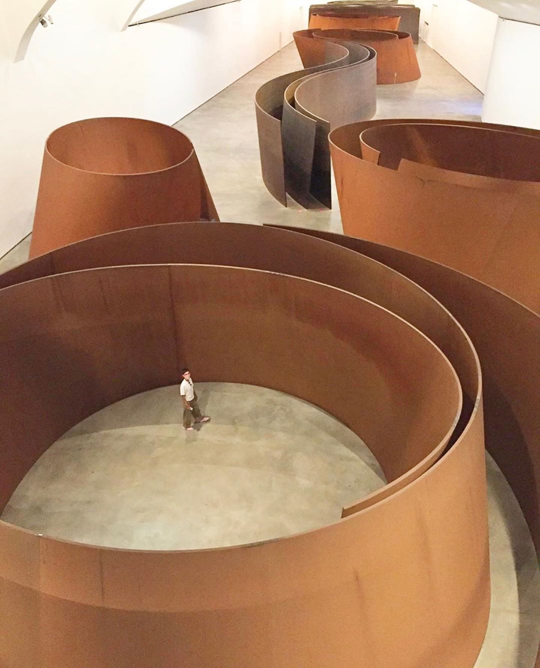 USHATÁVA - Американский художник-минималист Ричард Серра (Richard Serra), известный некоторыми искусствоведами как один из величайших скульпторов 20-го века эпохи постмодернизма, наиболее известен...