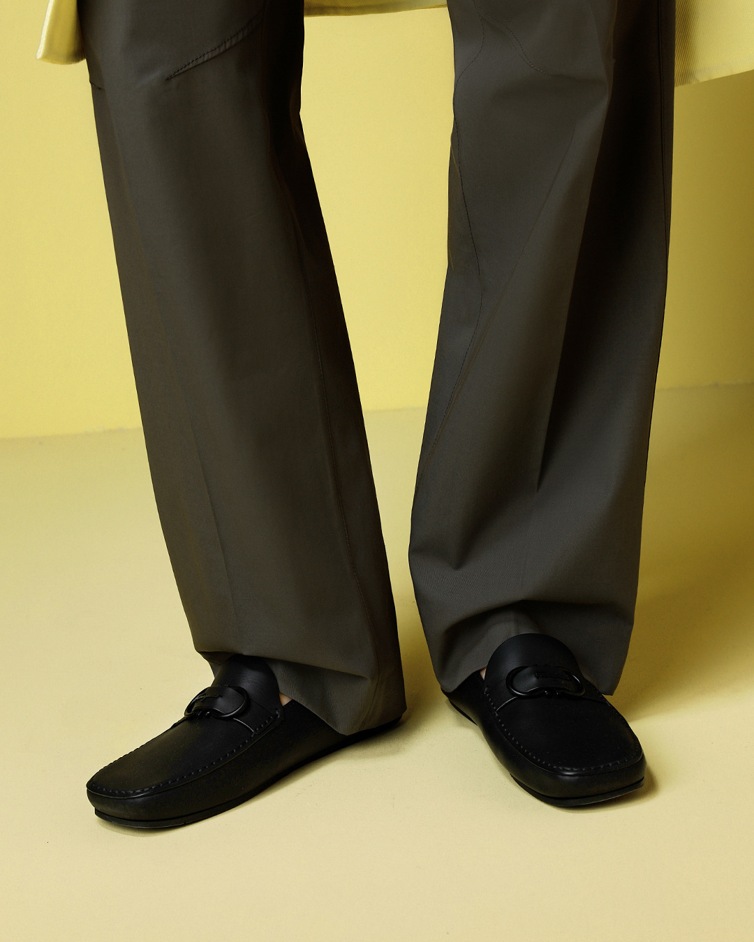 Salvatore Ferragamo - In keeping with the Ferragamo philosophy of dressing ‘toe-to-head’, the new men’s driving moccasins
emanate a subdued sophistication with iconic house codes rendered in tonally l...