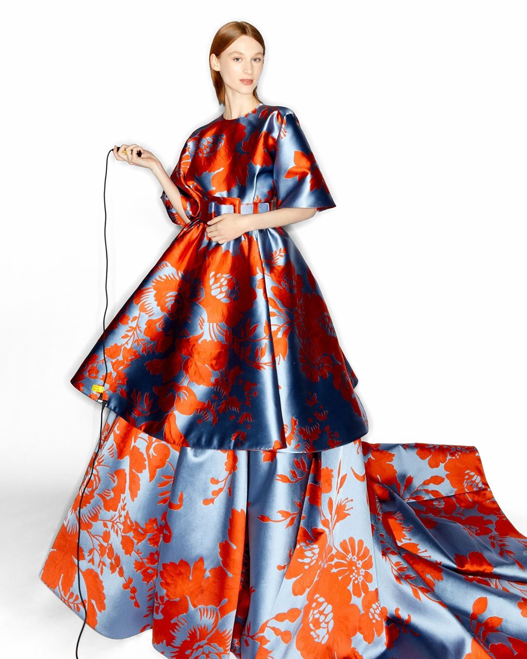 CAROLINA HERRERA - A winning shot! Stand out with super-sized florals and voluminous silhouettes, courtesy of the Fall 2020 collection by @wesgordon.
#CarolinaHerrera