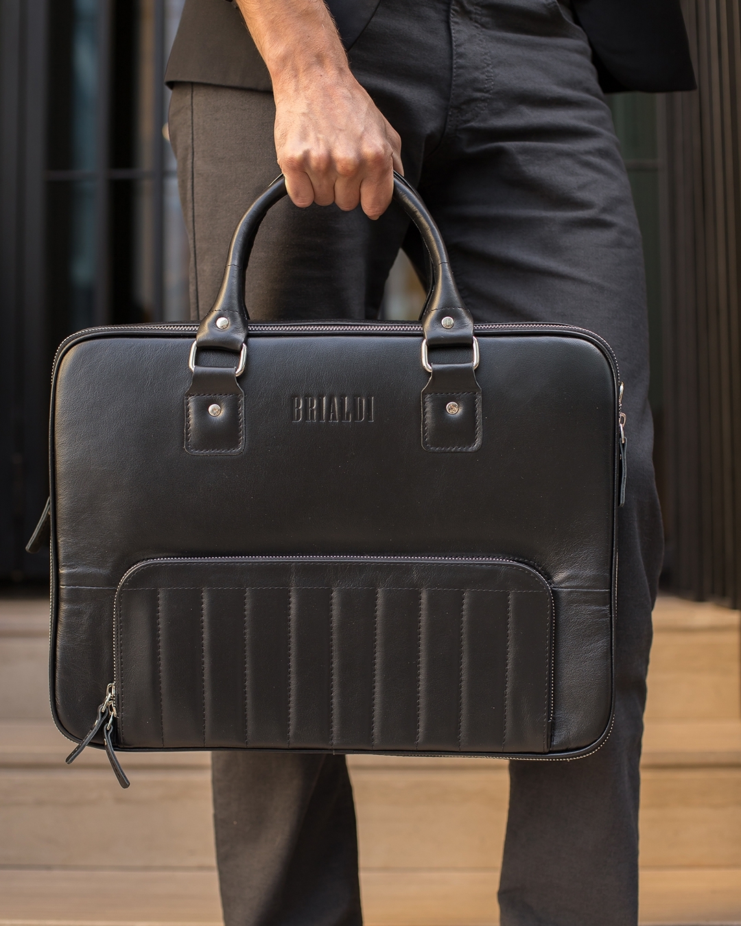 Кожаные сумки и рюкзаки - Brialdi BERING — сумка для тех, кто все время в движении 📈
⠀
Современный дизайн и умный интерьер в единой конструкции. Три стиля одновременно: деловая сумка для совещаний, ме...