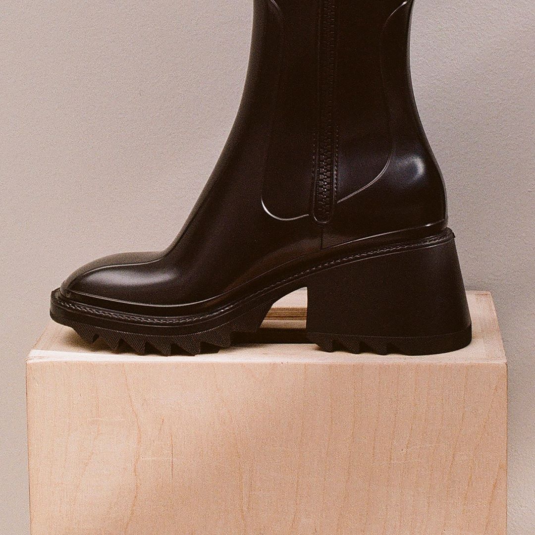 Chloé - Rediscover Betty, a rainboot suited to dressing up or down

Available in black and beige in boutiques and on chloe.com

#CHLOE