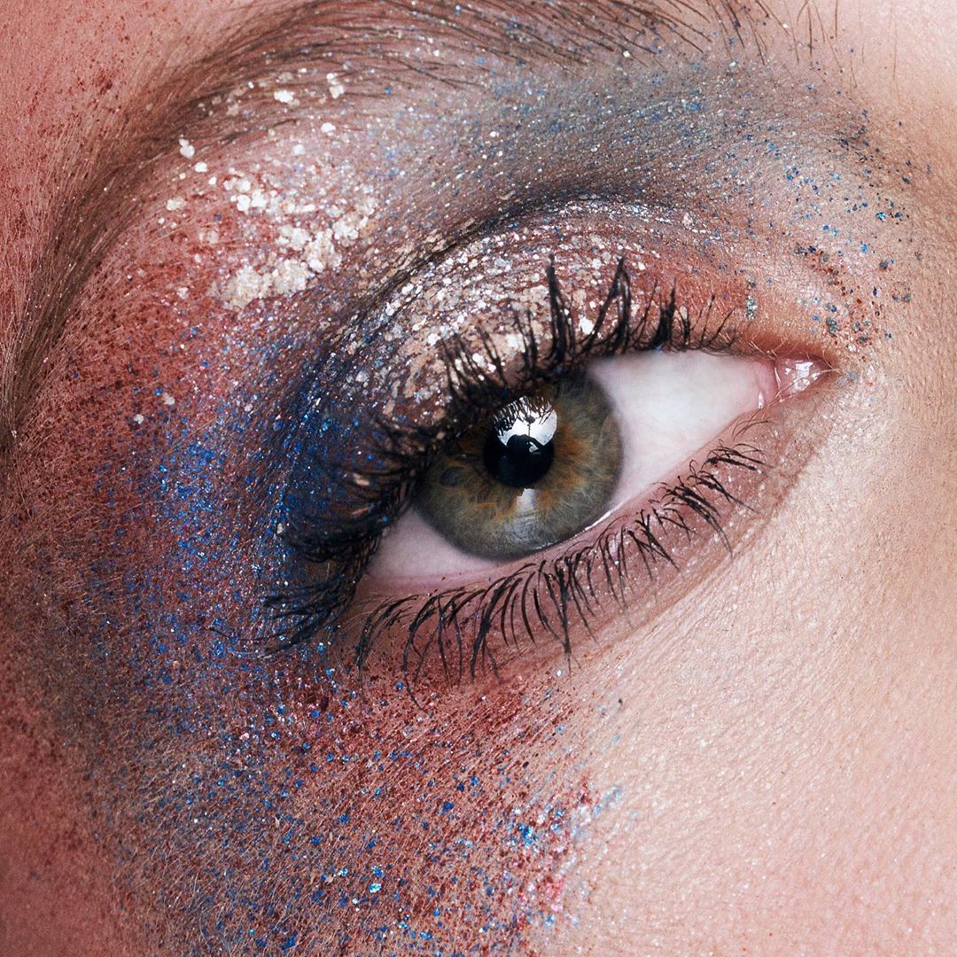 NARS Cosmetics - In a glitter state of mind. Artistry by NARS Senior Makeup Artist @waltertucci using Powerchrome Loose Eye Pigment in Hammered, Stricken, Naked City,
Islamorada 
Photo: @iralynphoto...