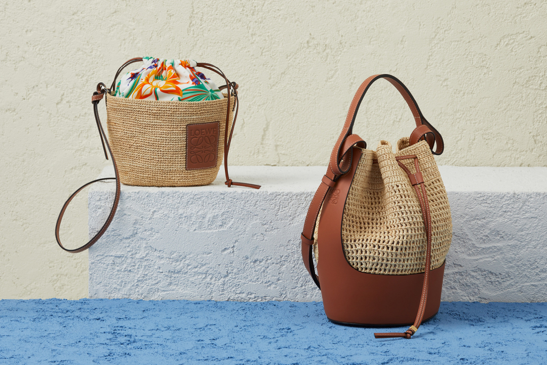 LOEWE - A pochette bag and the Balloon bag from the Paula's Ibiza 2020 collection are hand-woven in raffia and exemplify LOEWE's modern craft.

See more in store and on loewe.com

#LOEWE #LOEWEpaulas