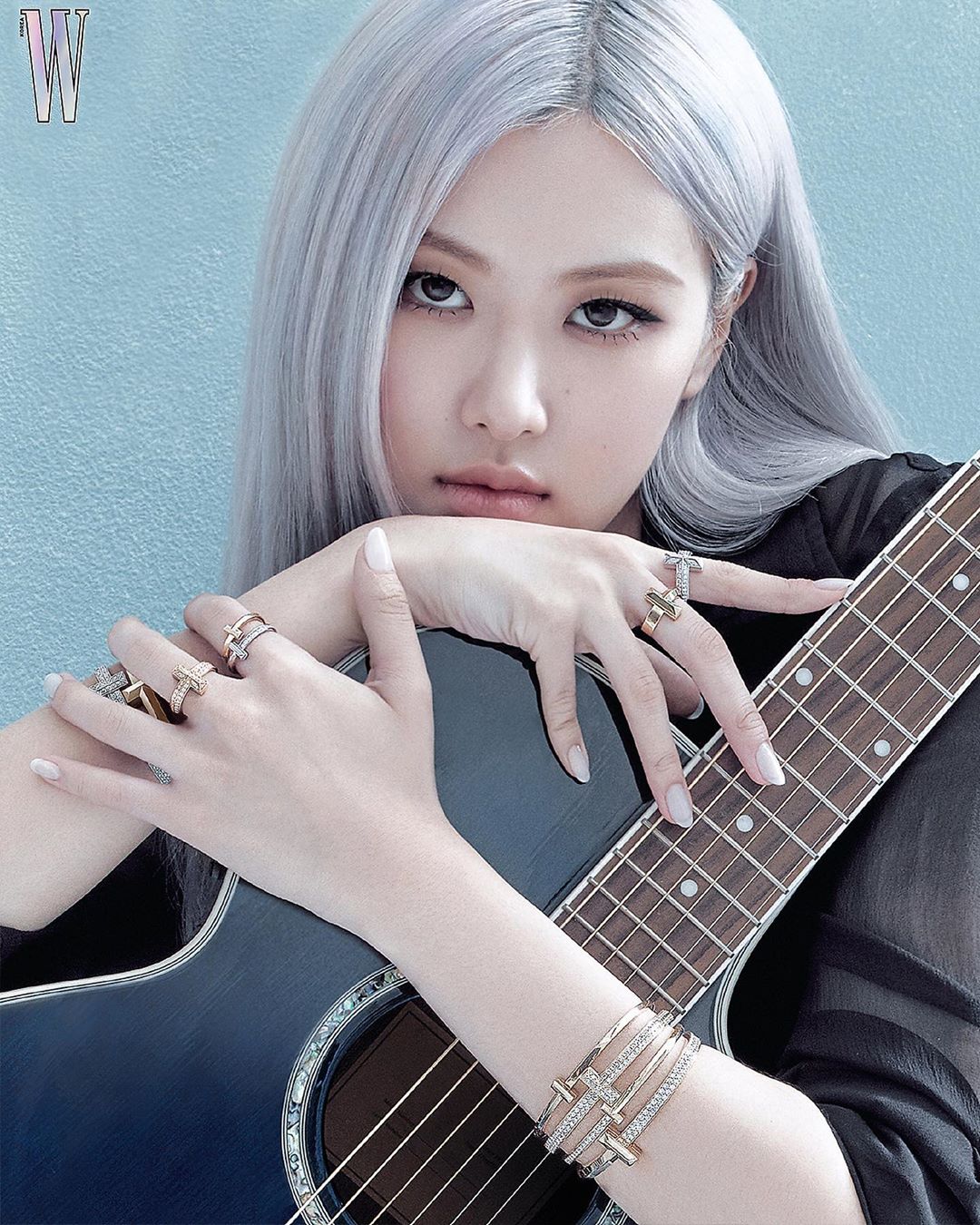 Tiffany & Co. - All the right notes. @roses_are_rosie of K-pop group @blackpinkofficial strikes a chord in new #TiffanyT1 bracelets and rings for this month’s @wkorea. #BlackPink #TiffanyAndCo
 
Photo...