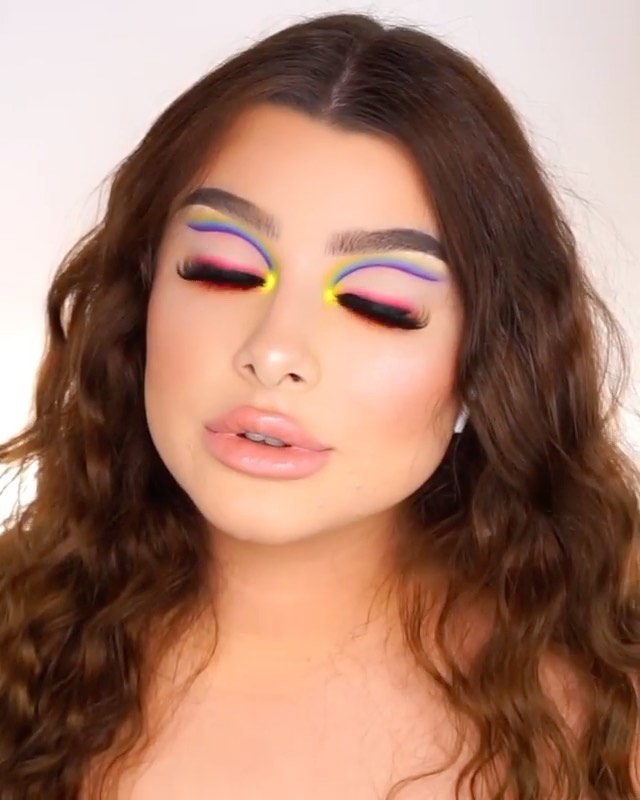 FOREO - Don’t be afraid to show off your true colors 🌈 ⁣ ⁣
How amazing is Jessica's rainbow eye make-up! 😍 Follow her lead and make sure to give your skin a good prep before getting creative with your...