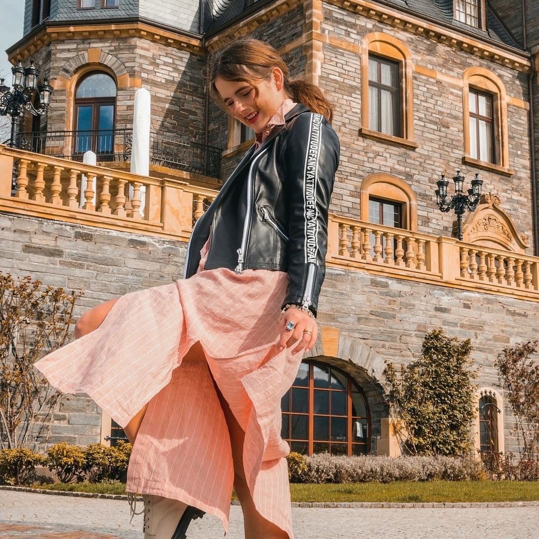 Marc Aurel - Our lovely @desbelleschoses wears our linen dress in pastel! And if it is combined with our leather jacket so casually - we say definitely YES! Thank you @@desbelleschoses for this beauti...