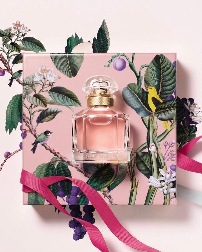 Guerlain - Daring, resolutely feminine, Mon Guerlain is a tribute to the woman of today. This year's exclusive Gift Set was designed by artist Roxane Lagache, whose love for flowers and plants mirrors...