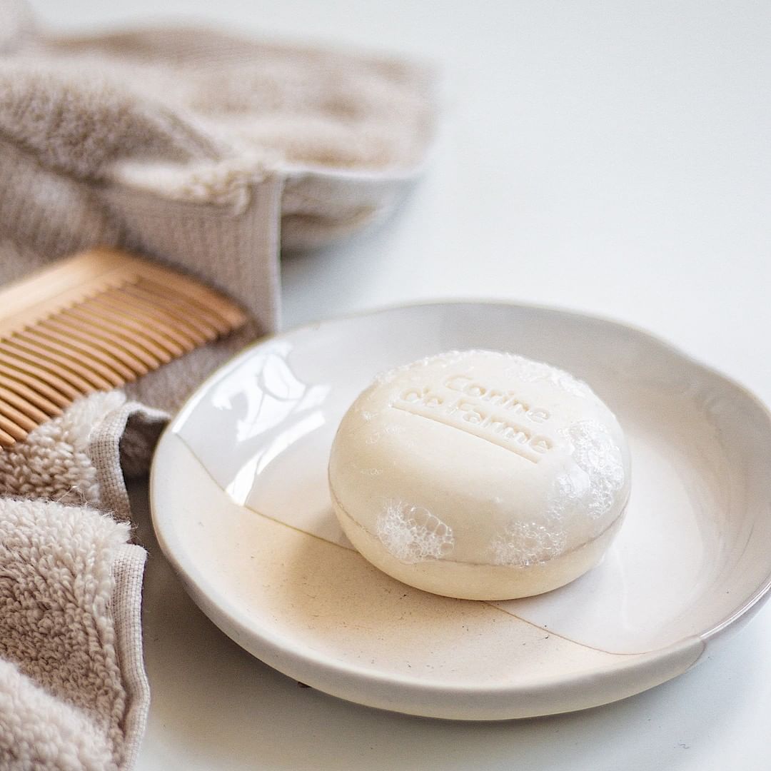 Corine de Farme France - Pourquoi nos Shampooings Solides sont bons pour la planète ? 
Ils ont été eco-conçus avec amour : ✅Formules biodégradables et vegan ✅Zéro déchet : 1 application directe...