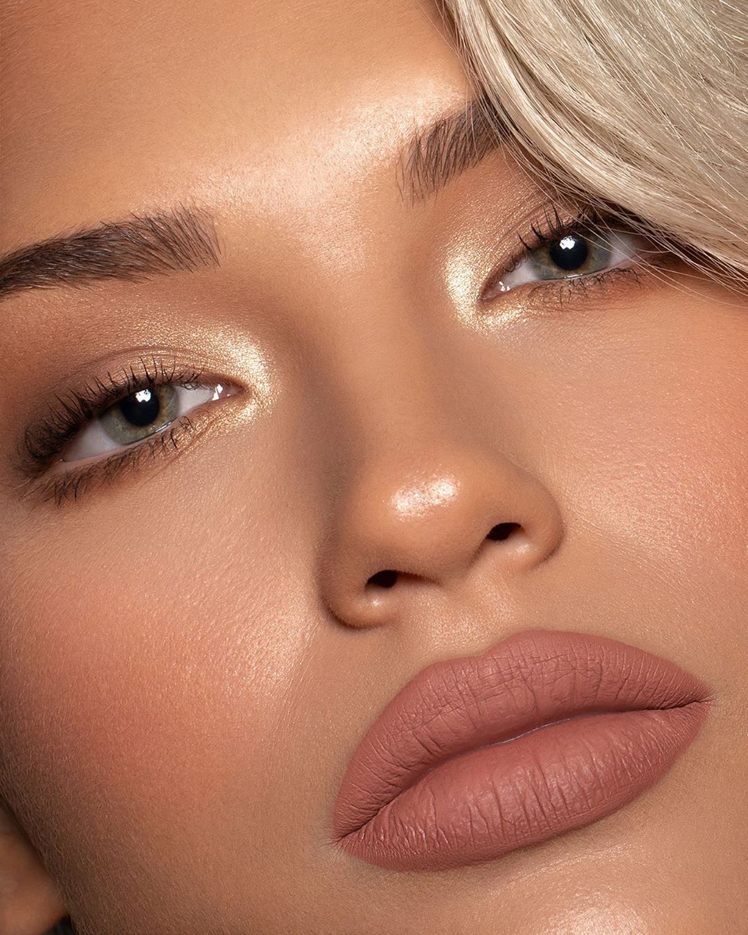 DOSE of COLORS - UP CLOSE & SO BEAUTIFUL 😍
FT. THE DAZZLING MINNIE SET
EYES & CHEEKS: MINNIE PALETTE
LIPS: BOW-TIFUL + LADIES FIRST LIQUID MATTE LIPSTICKS
.
.
.
*Available 7/1 - 7/31, while supplies l...