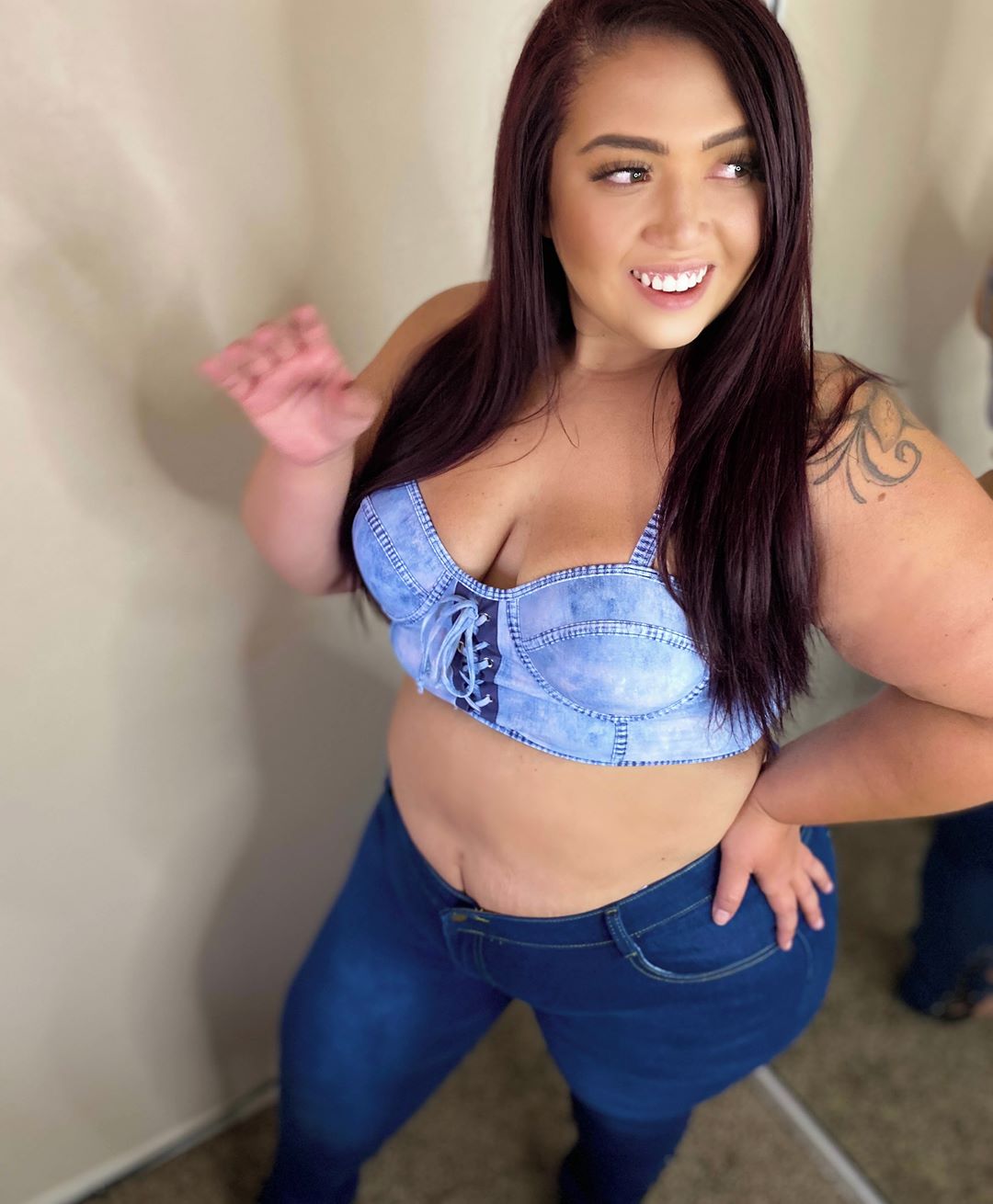 Rosegal - Top mixes Jeans!⁣
Top: 468838305⁣
Jeans: 269645103⁣
Use Code: RGH20 to enjoy 18% off!⁣
#rosegal #plussizefashion #Rosegalcurvygirl #curvygirl⁣
Note: How to find the item, please check the st...