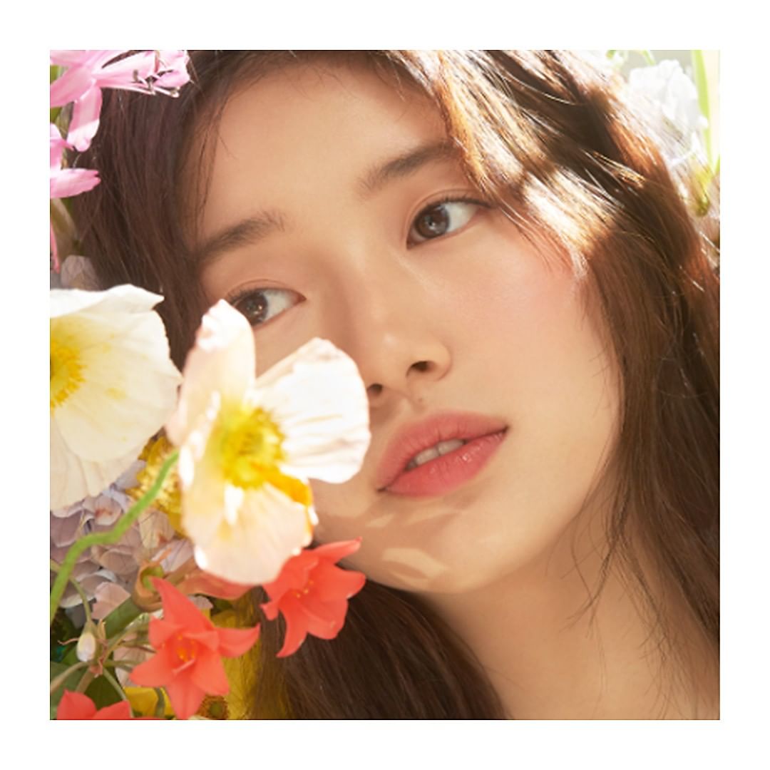 Lancôme Official - Soft as a petal and vibrant as an entire bouquet of wildflowers - @skuukzky is our summer obsession.
Photographed by @ahnjooyoung_.
#Lancome #Suzy