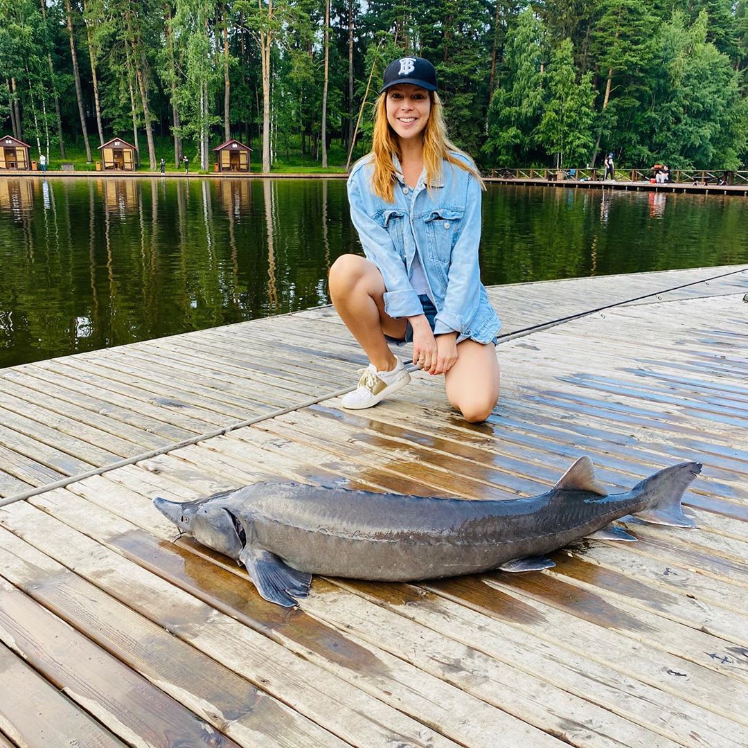 Наталья Подольская - Мой улов 🤩 осётр ленский около 18 кг... он с нами соизволил сфотографироваться и уплыл домой ☺️