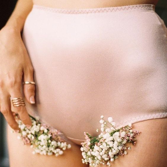 Ирена Понарошку - Брынь-брынь! 🔔
⠀
Это, побрякивая хрустальными шарами, в ваше непаханное информационное поле входит #ИренаЖлоба ✨
⠀
Дорогие #ВолосатыеЖенщины, суперклассные лунные сутки для стрижки в...