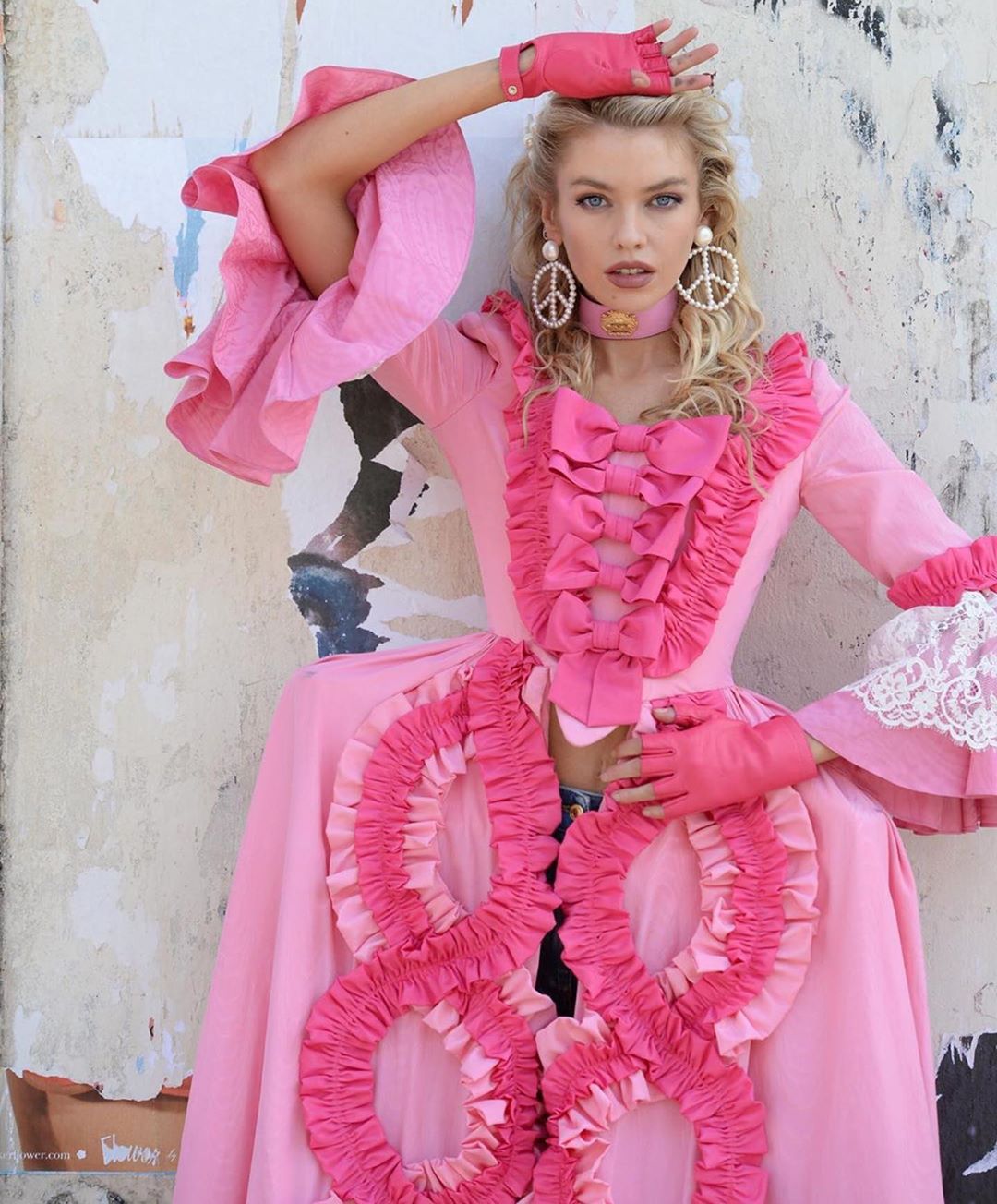 Moschino - #Repost @itsjeremyscott
・・・
@stellamaxwell PHOTOGRAPHED BY @davidmushegain WEARING @moschino 🎀🎀🎀 #Stellamaxwell #moschino #davidmushegain