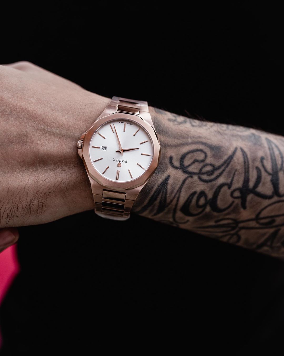 AllTime.ru - Думаете классические часы не сочетаются с вашим дерзким характером? ⁣⁣⠀
⁣⁣⠀
Даже нашумевший подарок жены эпатажному Элджею на поверку является одной из классических часовых моделей, пусть...