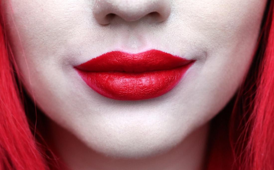 Красно яркость. Red Haute NYX. NYX Red Lipstick. Помада красно розовая НИКС. Красный с синим подтоном.