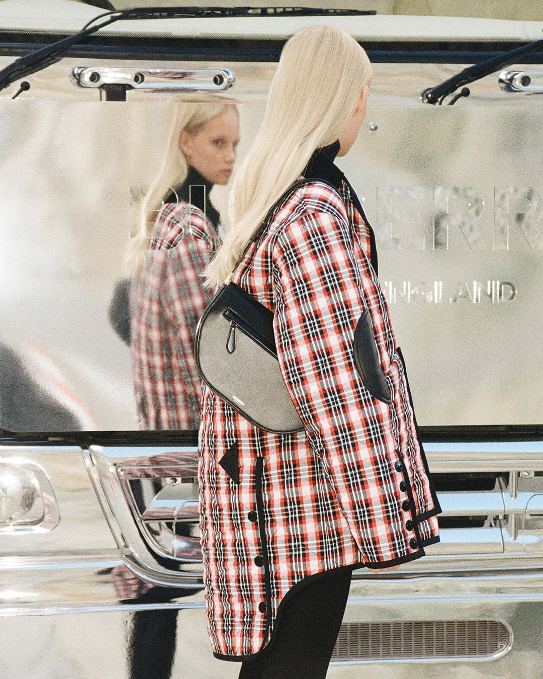 Burberry - New expressions
.
Oversized silhouettes and playful proportions meld with fresh prints for #RiccardoTisci's #BurberryAutumnWinter20 collection
.
#Burberry