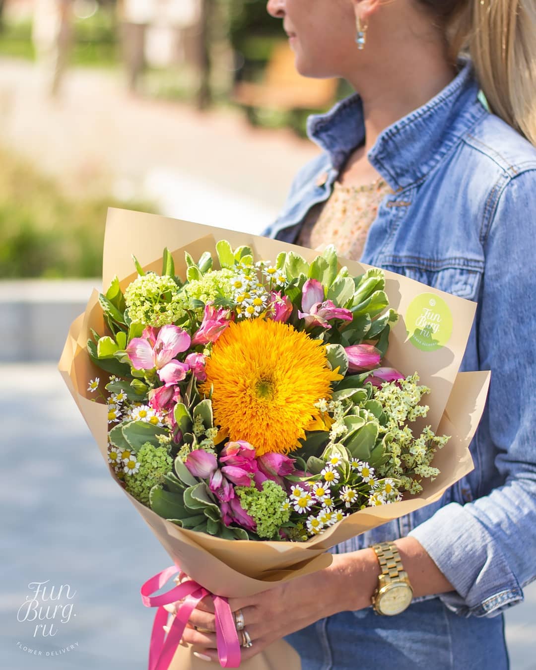 Доставка|Цветы|Шары|Подарки - Поймали в букет последние летние деньки ☀️
⠀
________
На сайте букет называется "Солнышко" 💛 Доступен и на 1 Сентября 📚
⠀
_______
#funburgru #funburgflowers