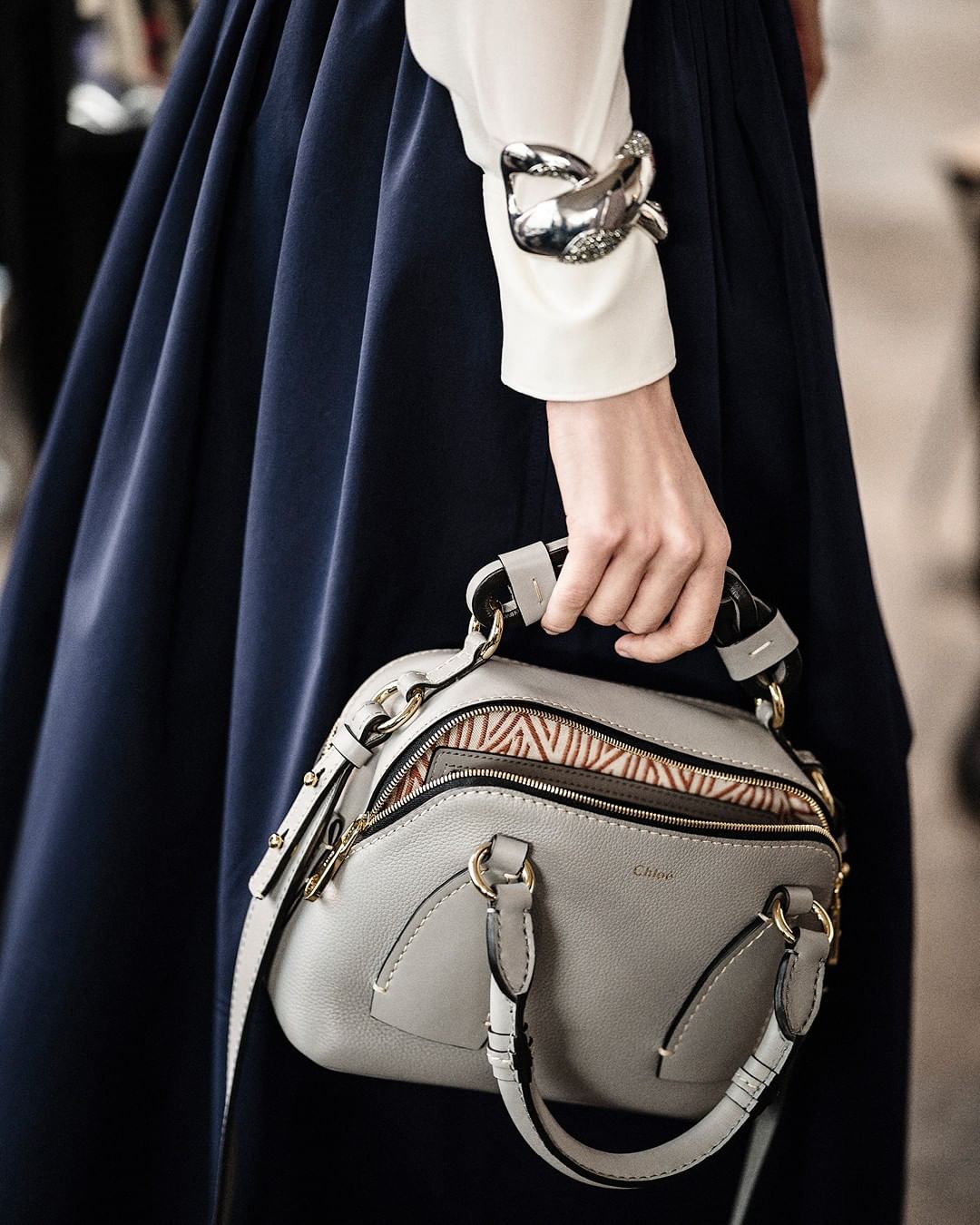 Chloé - Discover Daria in a contemporary, everyday grey

Shop #CHLOEfall20 bags in boutiques and on chloe.com

#CHLOE