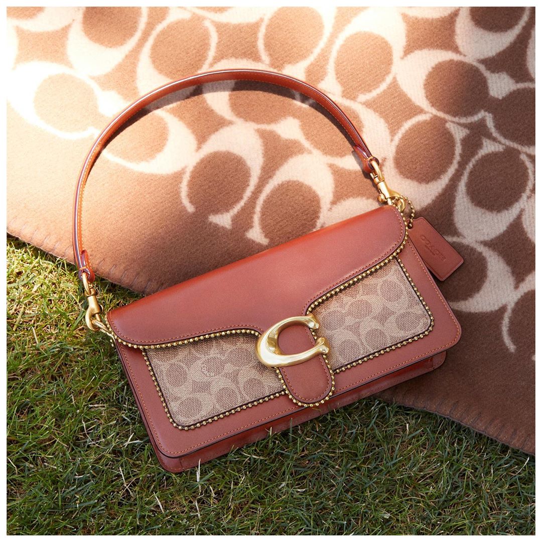 Coach - Autumn plans: a spot on the grass and 🍎 ciders to go. #TabbyBag #CoachNY