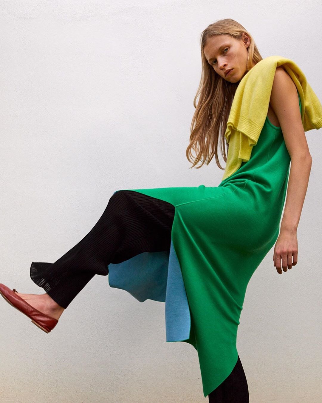 MAISON ULLENS - Power dressing in primary colors 💚