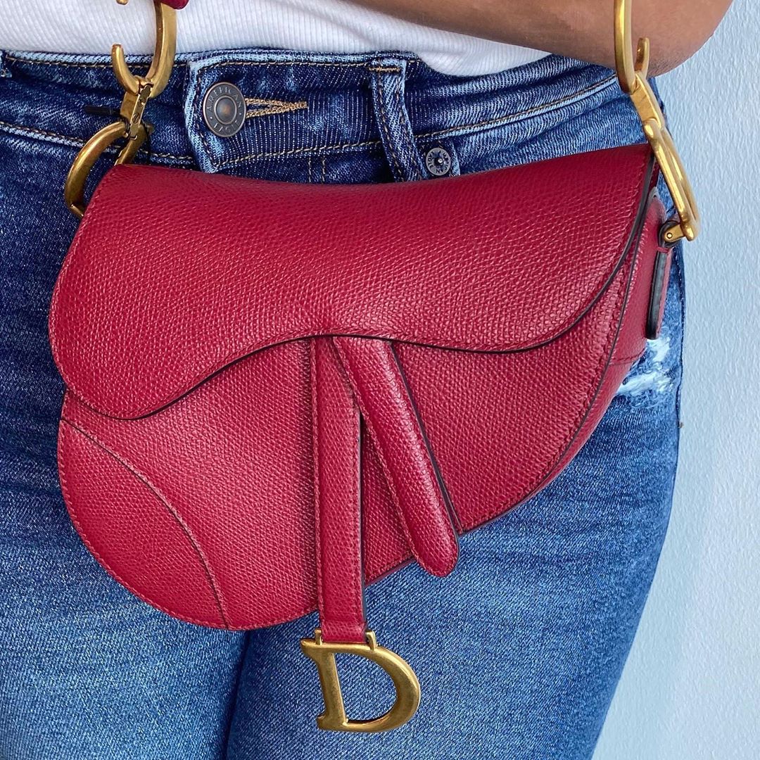 The Luxury Closet - Add a pop of color to your Weekend outfit with this beautiful Dior red leather Saddle bag 

Shop Now on our website & app #TheLuxuryCloset احصلي على هذه الحقيبة من ديور على موقعنا...